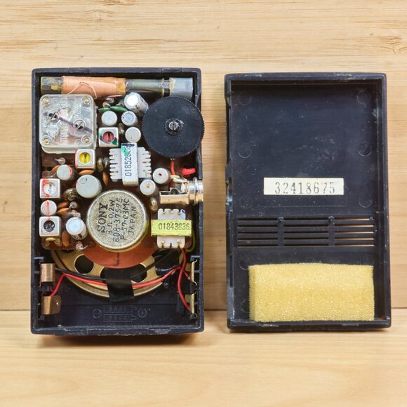 Vintage Sony 2R-32 Six Transistor Portable AM Radio, Working, Made in Japan - Picture 8 of 9